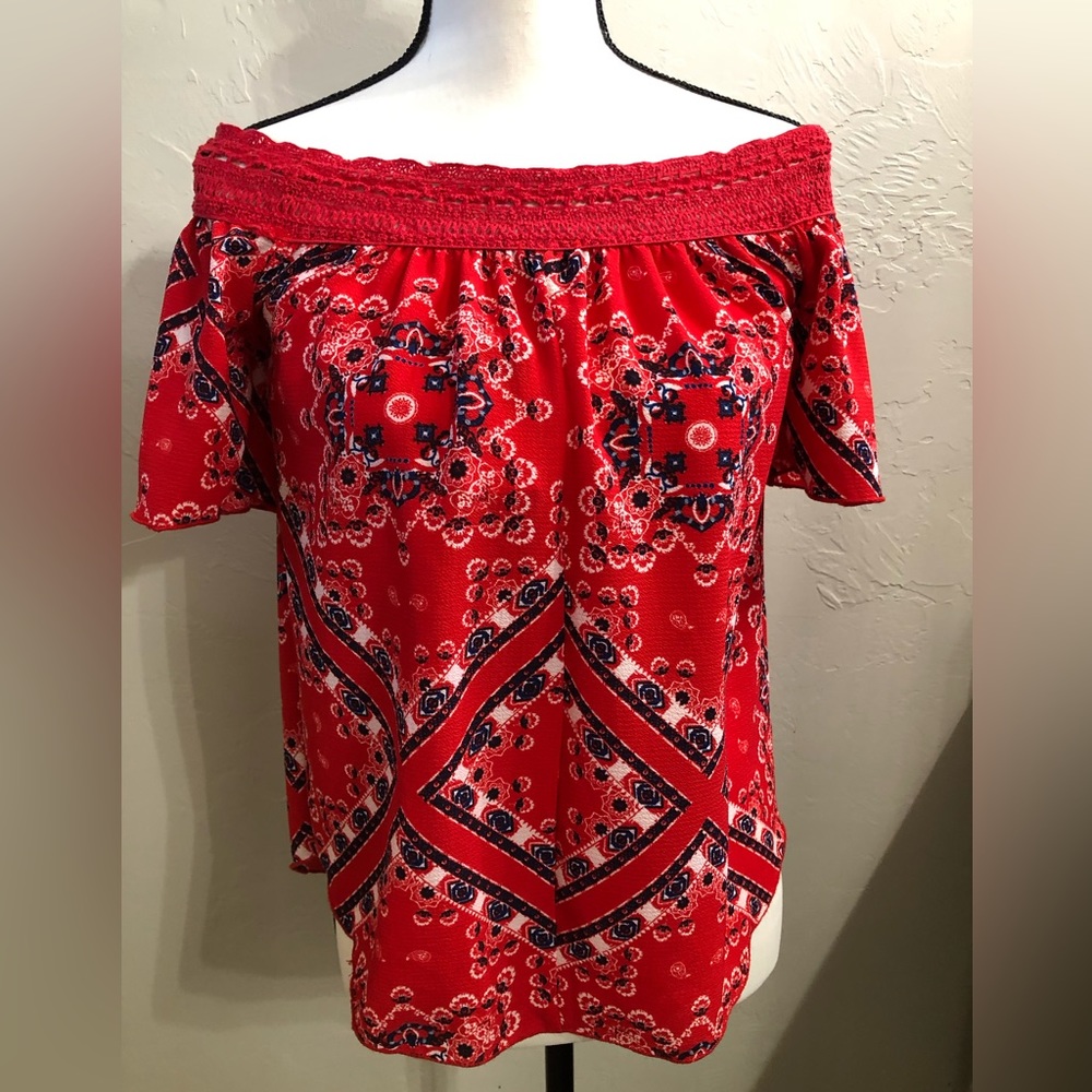 Blouse that can be worn off the shoulders